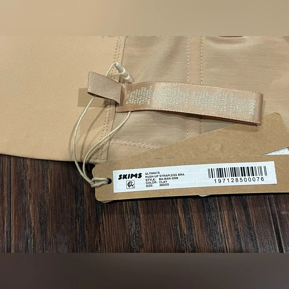 SKIMS Ultimate Strapless Push-Up Bra Clay Size 38DDD NEW - Picture 3 of 3